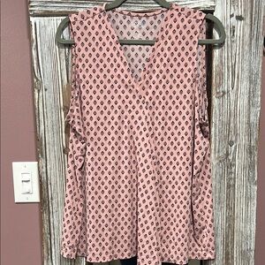 Croft & Barrow Sleeveless Blouse in Pink Diamond Pattern